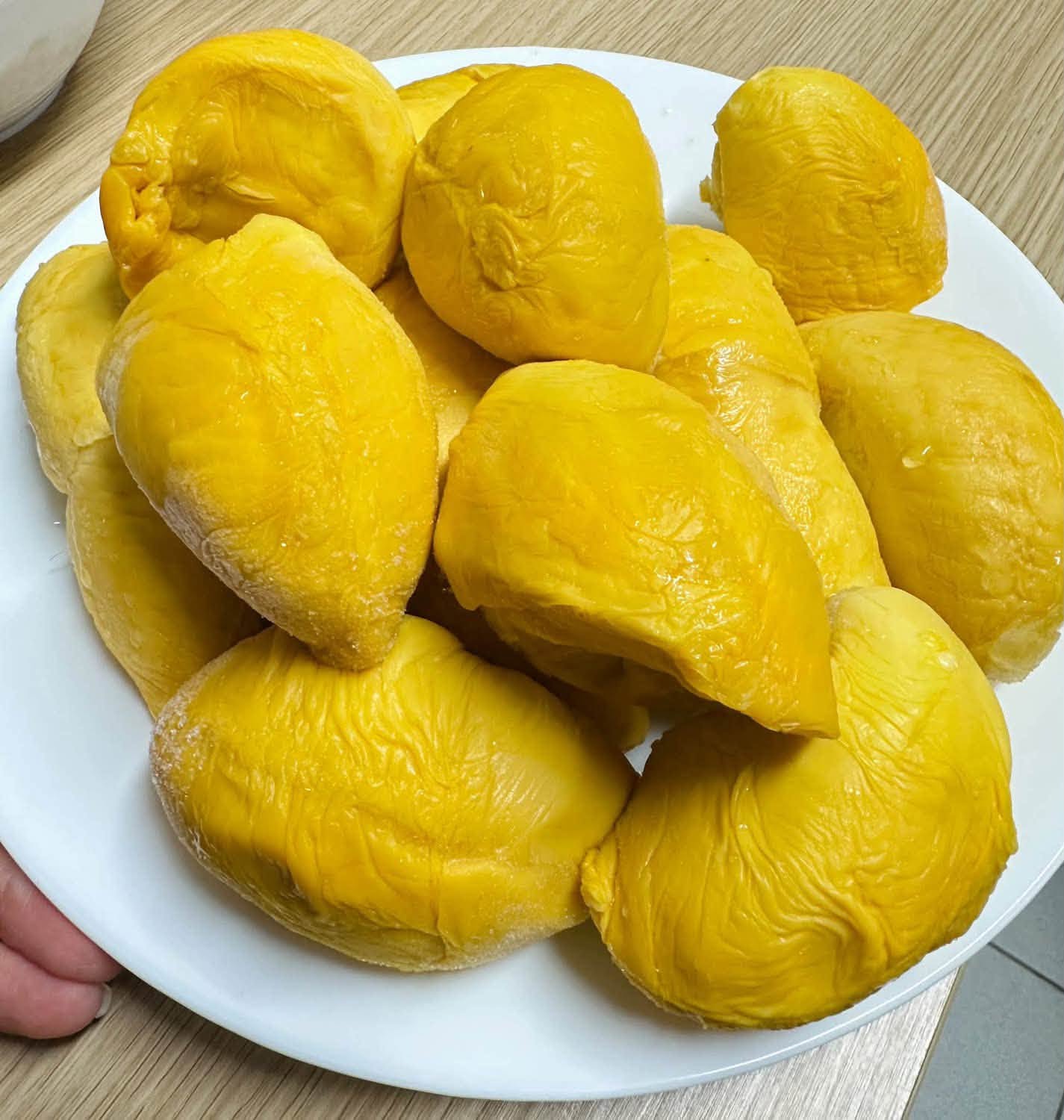 เนื้อทุเรียนสีเหลืองบนจาน